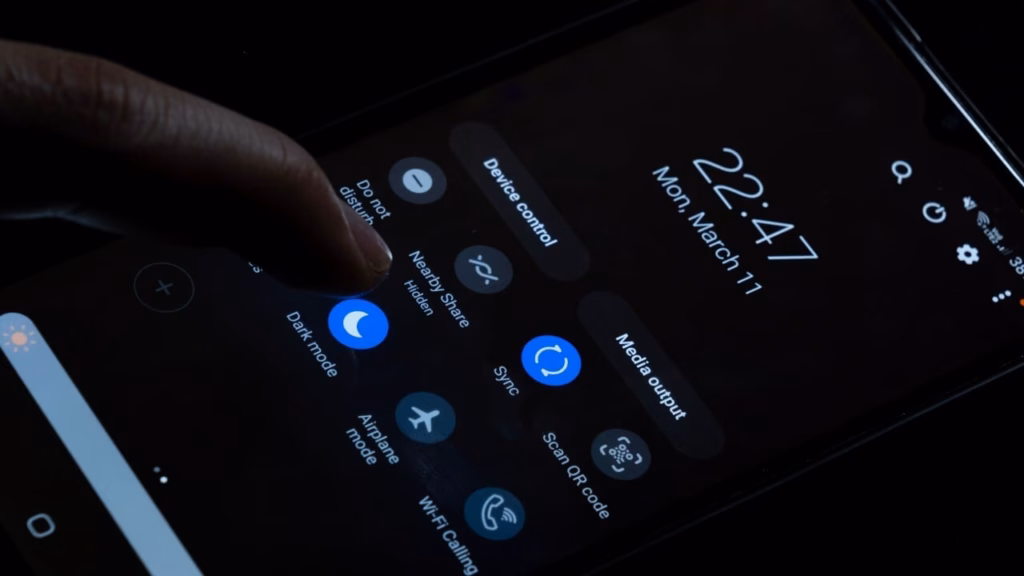 7 Pengaturan HP yang Perlu Segera Diubah Ketika Pertama Kali Digunakan 8 I Use Dark Mode And You Should Too How To Enable It On Andro 94nj